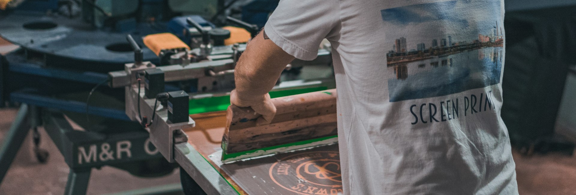 manual vs. automatic screen printing press 